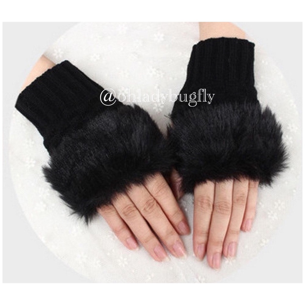 Women’s Fur Fingerless Knit Gloves - Picture 1 of 3